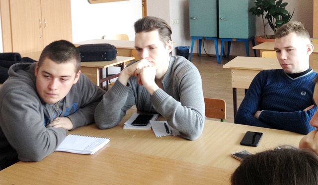 О.Пекар, Я.Крохмальний, Д.Горбатюк під час слухання чергового доповідача по темі круглого столу